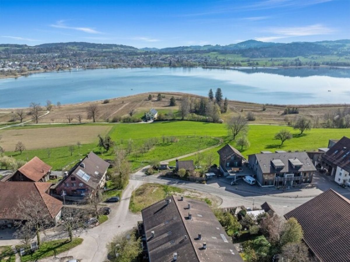 CHARMANTES REIHENECKHAUS MIT SEESICHT UND SCHWEDENOFEN IN PFÄFFIKON - 0