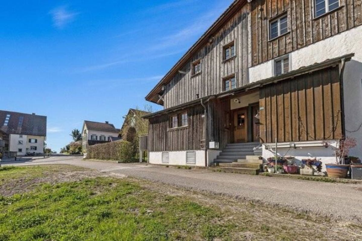 CHARMANTES REIHENECKHAUS MIT SEESICHT UND SCHWEDENOFEN IN PFÄFFIKON - 6