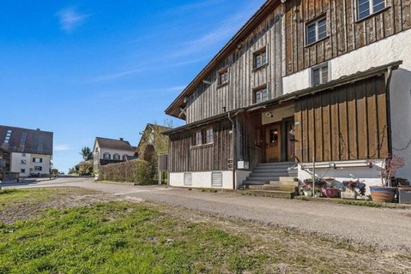 CHARMANTES REIHENECKHAUS MIT SEESICHT UND SCHWEDENOFEN IN PFÄFFIKON - 7