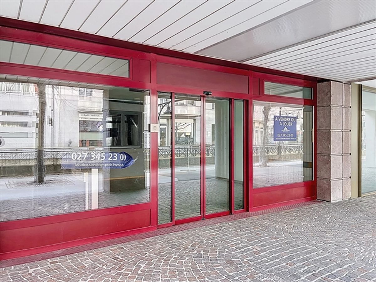 Geräumige Geschäftsräume im Zentrum von Sierre - 1