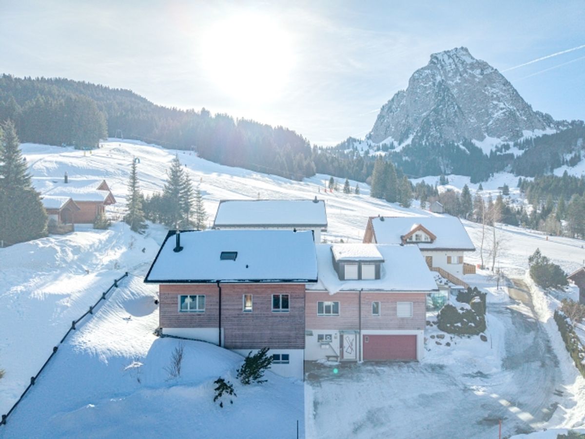 STILVOLLES WOHNEN IM ALPTHAL SONNIGE 5.5 ZIMMER HAUSHÄLFTE - 0