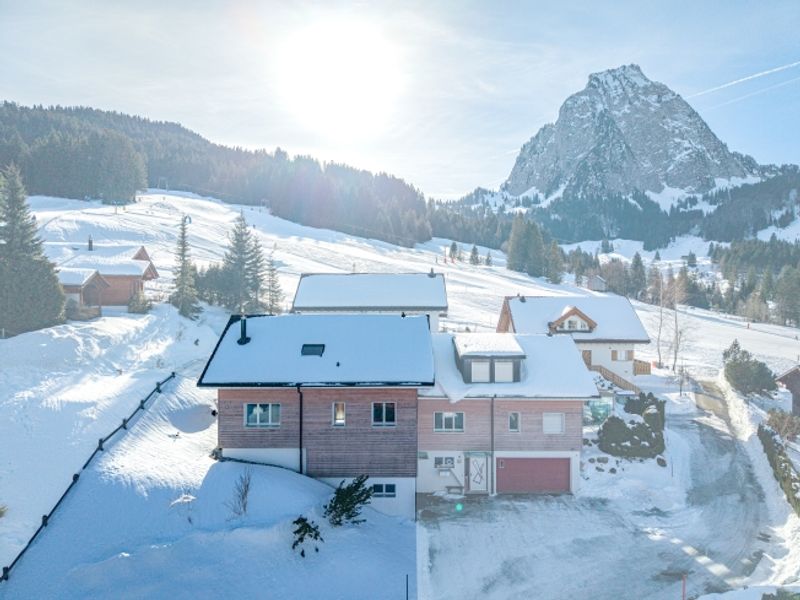 STILVOLLES WOHNEN IM ALPTHAL SONNIGE 5.5 ZIMMER HAUSHÄLFTE - 1