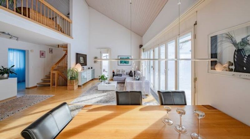 STILVOLLES WOHNEN IM ALPTHAL SONNIGE 5.5 ZIMMER HAUSHÄLFTE - 5