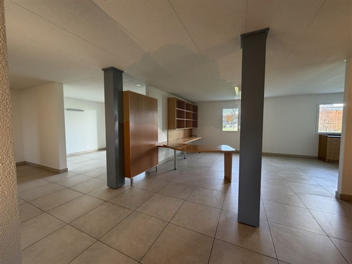 Medizinisches Büro von 176 m² im Erdgeschoss - Courfaivre - 2