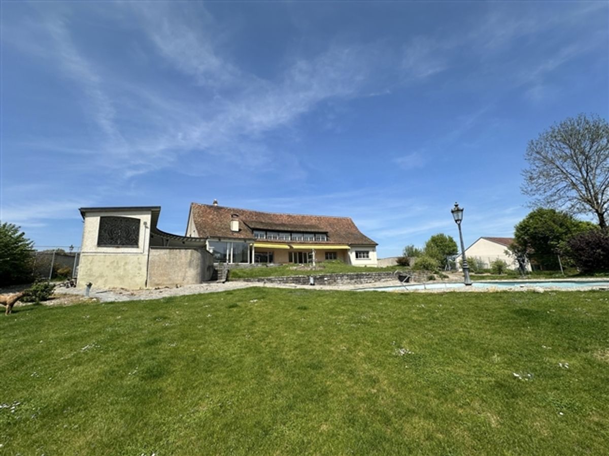 Wunderschöne Villa mit Pool auf über 4'000m2 Land - 1