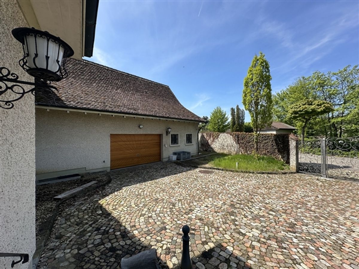 Wunderschöne Villa mit Pool auf über 4'000m2 Land - 2