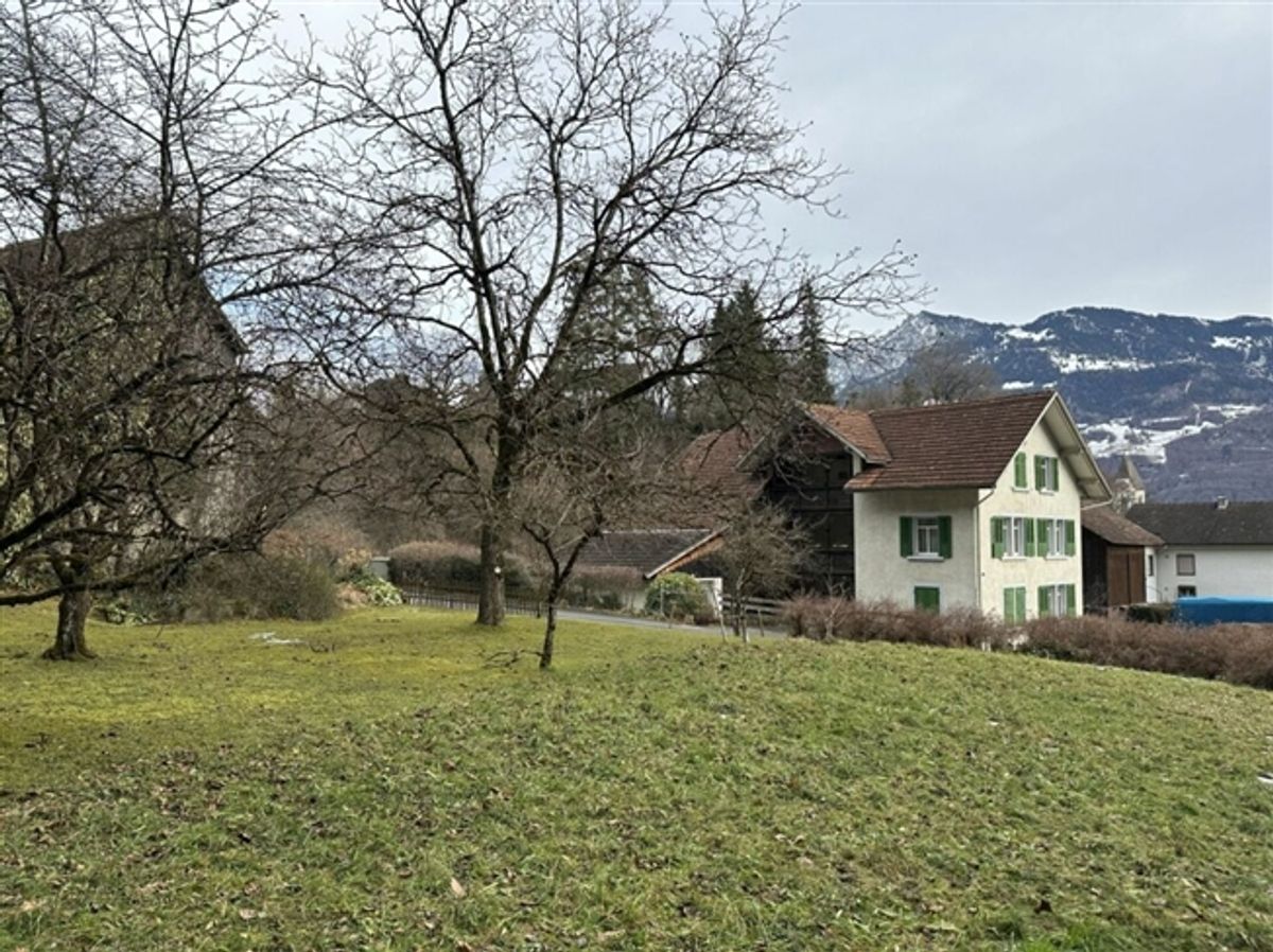 787 m2 Bauland in der Dorfkernzone Sevelen mit altem Wohnhaus und Scheune - 0