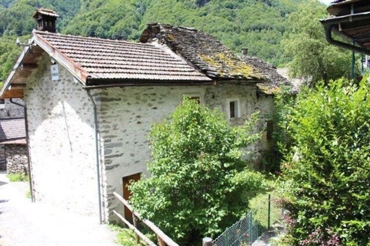 Tessinerhaus mit 6 Zimmern und Umschwung / Tessinerhaus mit 6 Zimmern und Rasen - 1