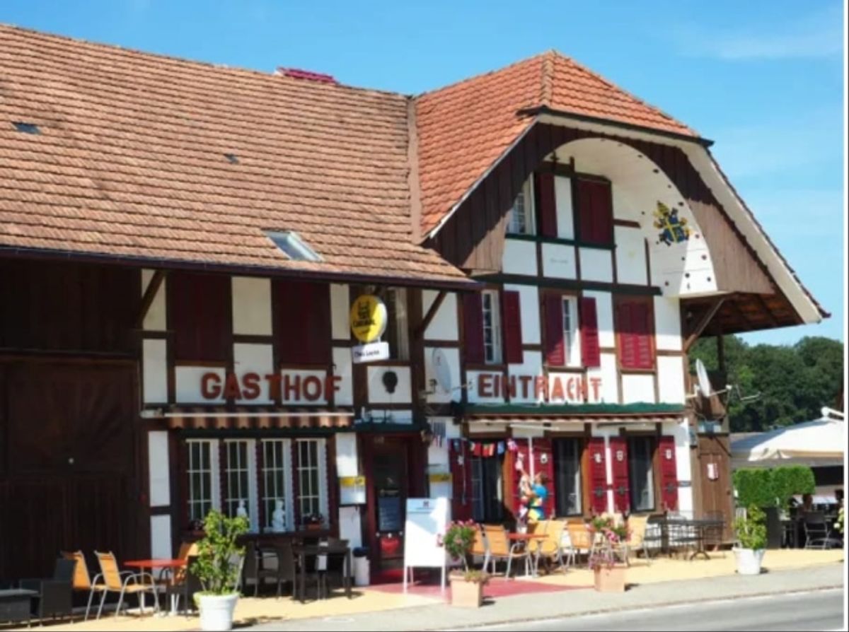 Ertragsstarkes Wohn-Gewerbehaus, 3 Einheiten, 120 Parkplätze - 0