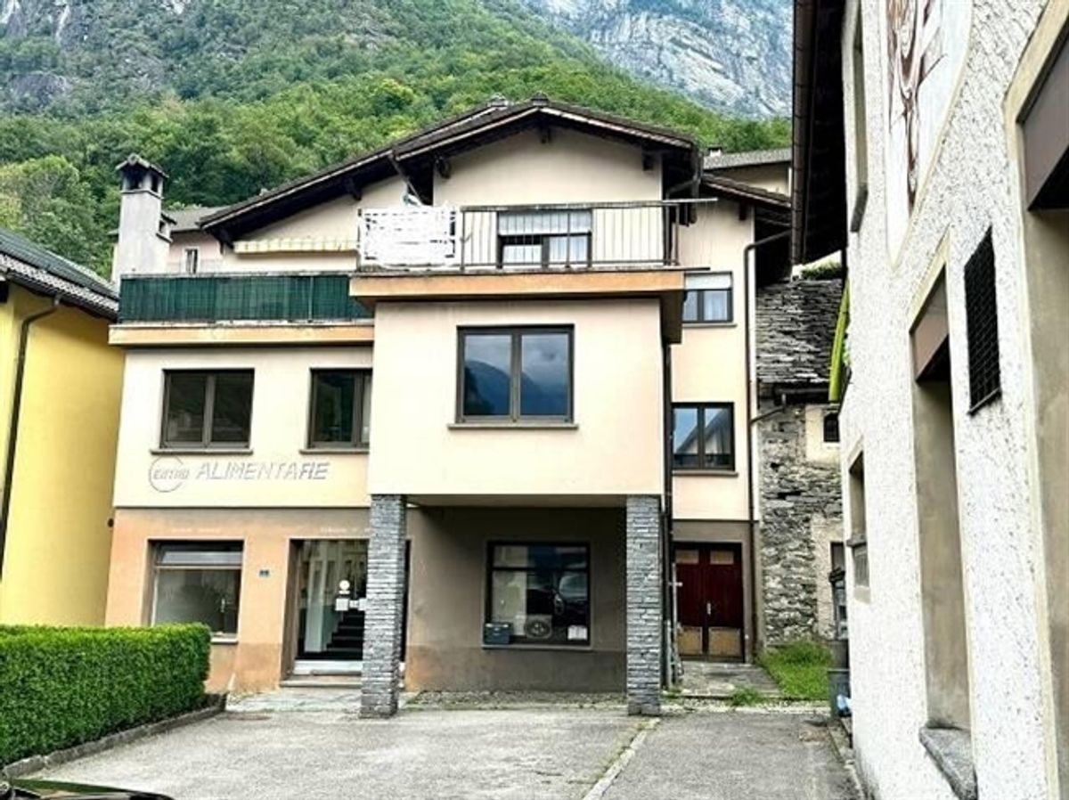 6 1/2-Zimmer-Haus mit Ladengeschäft an ruhiger Lage im Dorfkern / 6 1/2-Zimmer-Haus mit Ladengeschäft in sehr ruhiger Lage im Dorfkern - 0