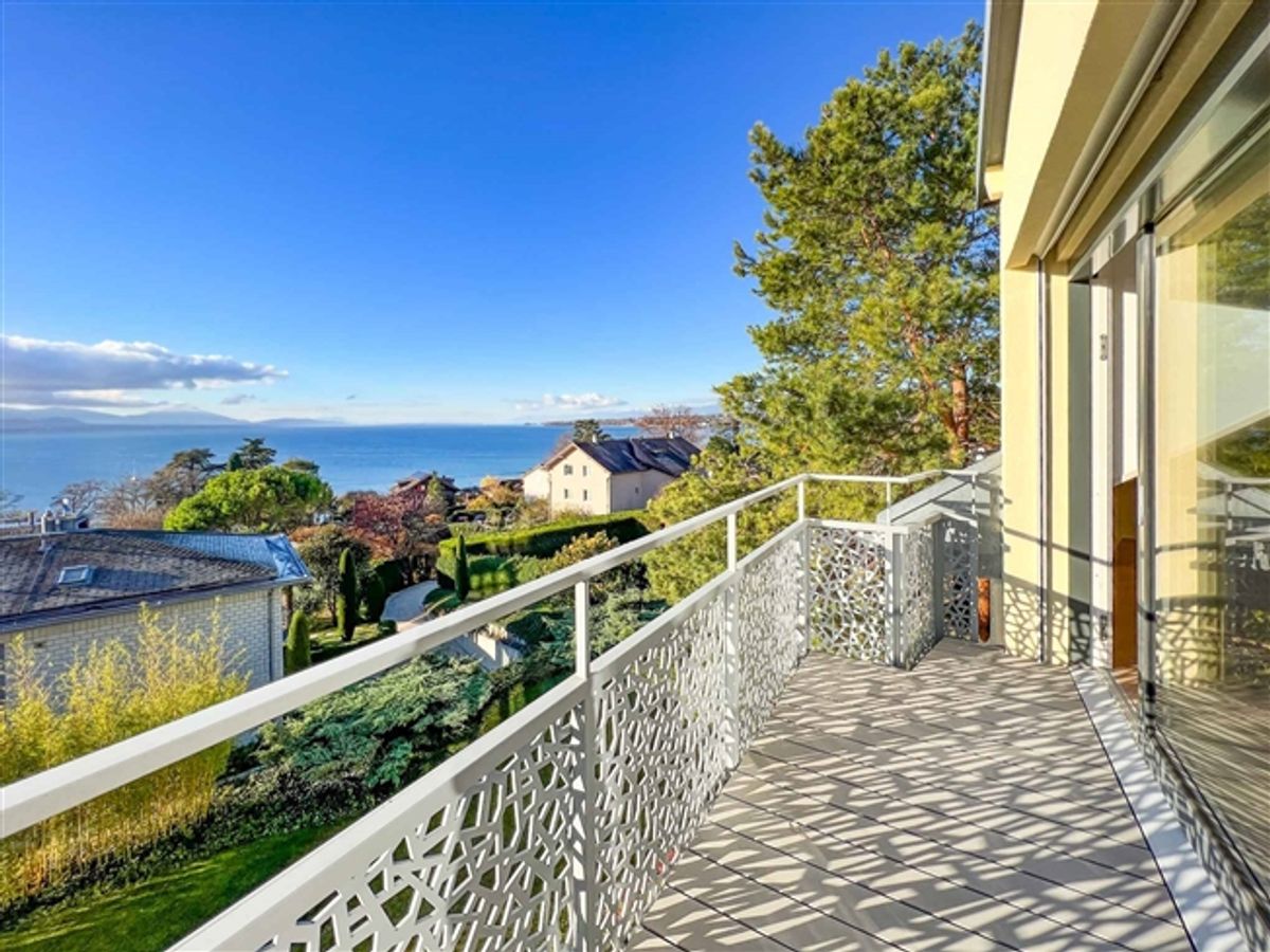 Lichtgetränkte Villa mit atemberaubendem Seeblick - 12