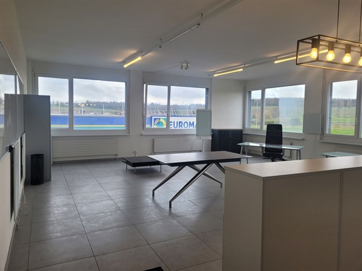 SATIGNY – Büro mit 98 m² PSA im ersten Stock eines Geschäftsgebäudes - 0