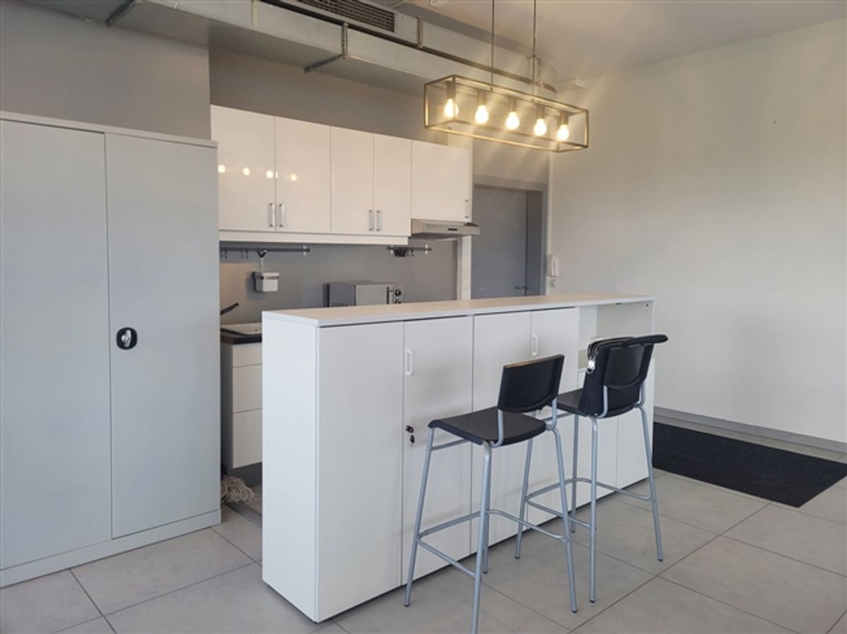 SATIGNY – Büro mit 98 m² PSA im ersten Stock eines Geschäftsgebäudes - 1