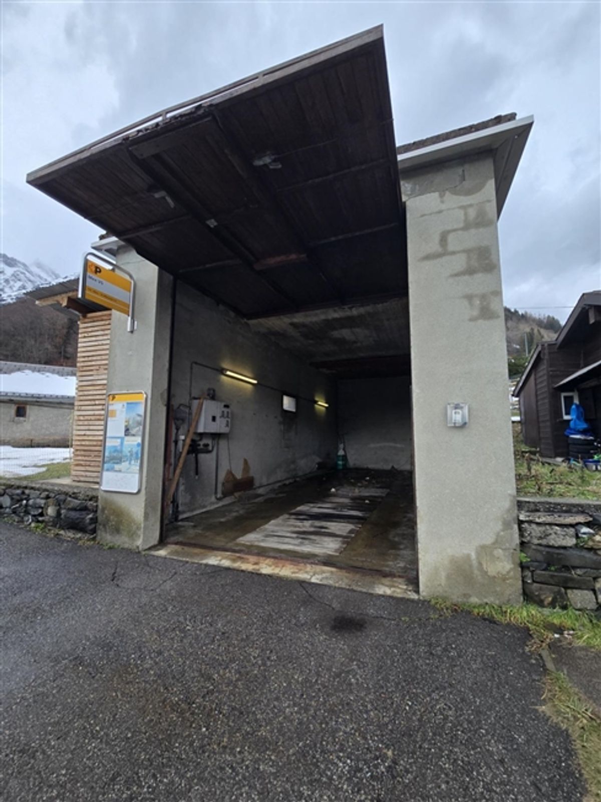 Untypische Immobilie mit hohem Potenzial – Große Garage/Lagerhaus – umwandelbar in ein Zuhause - 2