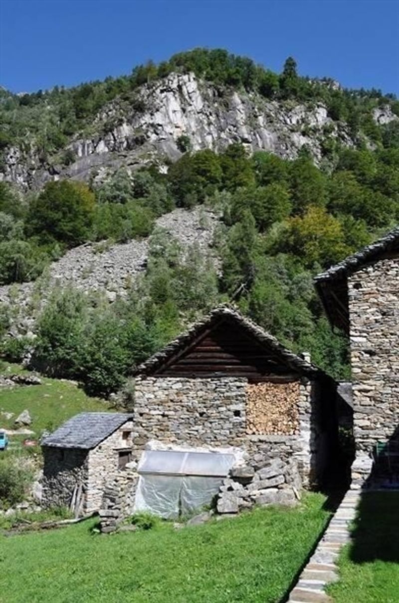 4.Zimmer-Rustico zum Ausbauen mit viel ebenem Wiesland / 4-Zimmer-Rustico zum Renovieren mit viel Wiesland - 3