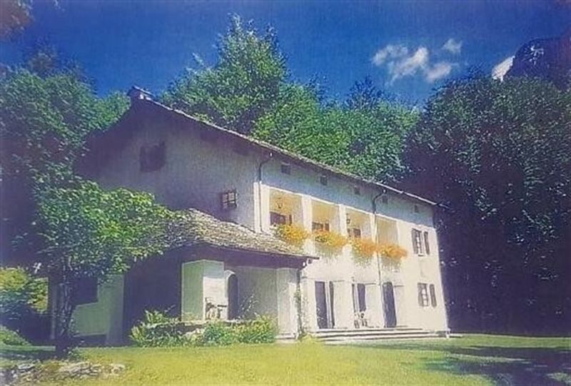 9 1/2-Zimmer-Herrschaftssitz mit grossem Umschwung / 9 1/2-Zimmer-Villa mit 17 000 m2 Land - 1