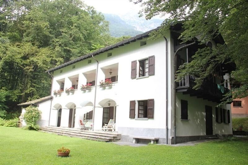 9 1/2-Zimmer-Herrschaftssitz mit grossem Umschwung / 9 1/2-Zimmer-Villa mit 17 000 m2 Land - 4