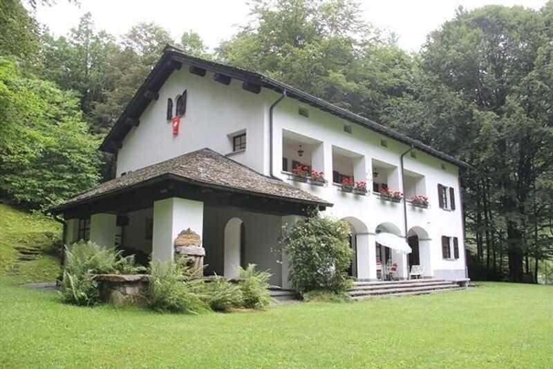 9 1/2-Zimmer-Herrschaftssitz mit grossem Umschwung / 9 1/2-Zimmer-Villa mit 17 000 m2 Land - 9