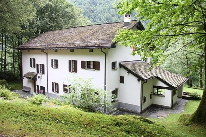 9 1/2-Zimmer-Herrschaftssitz mit grossem Umschwung / 9 1/2-Zimmer-Villa mit 17 000 m2 Land - 10