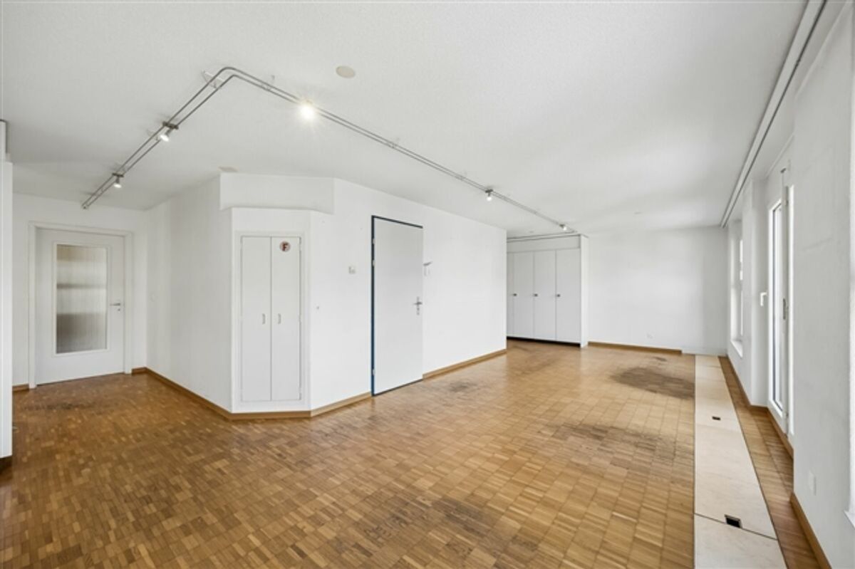Attraktive Gewerberäumlichkeiten mit Archivräumen und Einstellhalle - 2