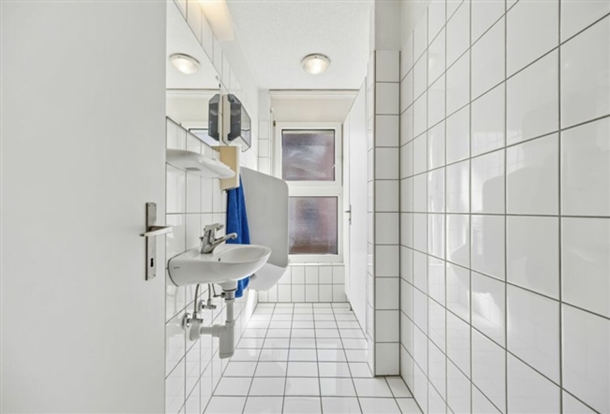 Attraktive Gewerberäumlichkeiten mit Archivräumen und Einstellhalle - 3