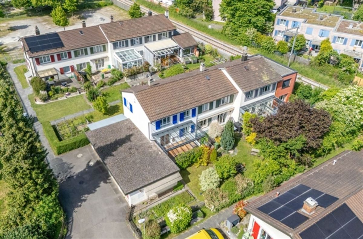 Charmantes 4.5 Zimmer Eck-Einfamilienhaus mit geschütztem Aussenbereich und Garagenbox - 0