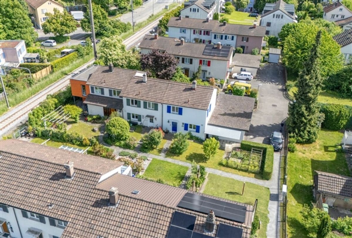 Charmantes 4.5 Zimmer Eck-Einfamilienhaus mit geschütztem Aussenbereich und Garagenbox - 2