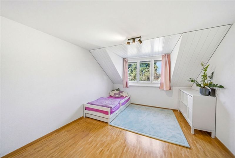 WOHNKOMFORT AUF ZWEI EBENEN - 4.5 ZIMMER MAISONETTE NUR WENIGE MINUTEN VON DER STADT - 4
