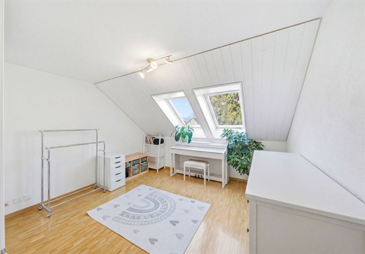 WOHNKOMFORT AUF ZWEI EBENEN - 4.5 ZIMMER MAISONETTE NUR WENIGE MINUTEN VON DER STADT - 4