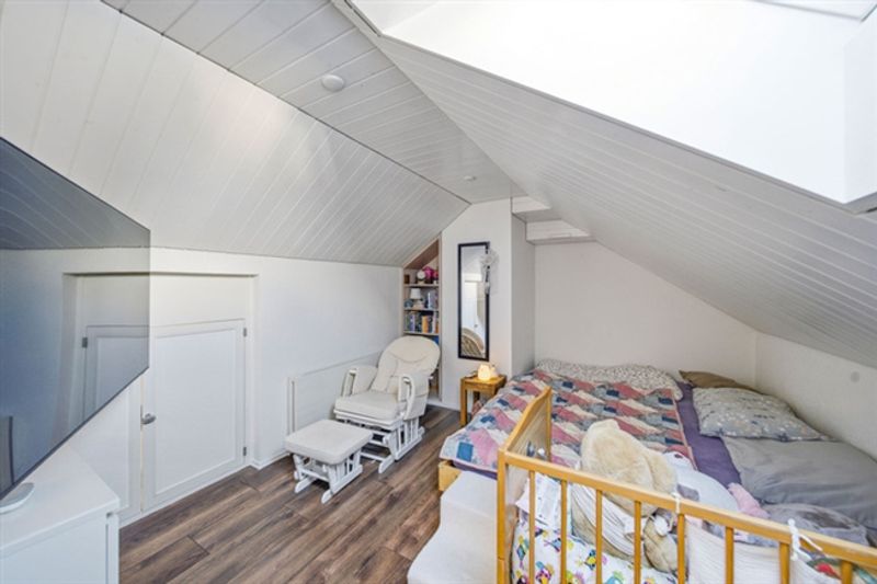 WOHNKOMFORT AUF ZWEI EBENEN - 4.5 ZIMMER MAISONETTE NUR WENIGE MINUTEN VON DER STADT - 8