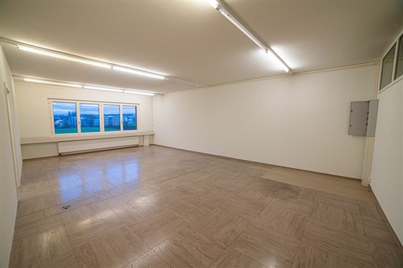 Büro im 2. Obergeschoss mit praktischer Raumaufteilung - 2