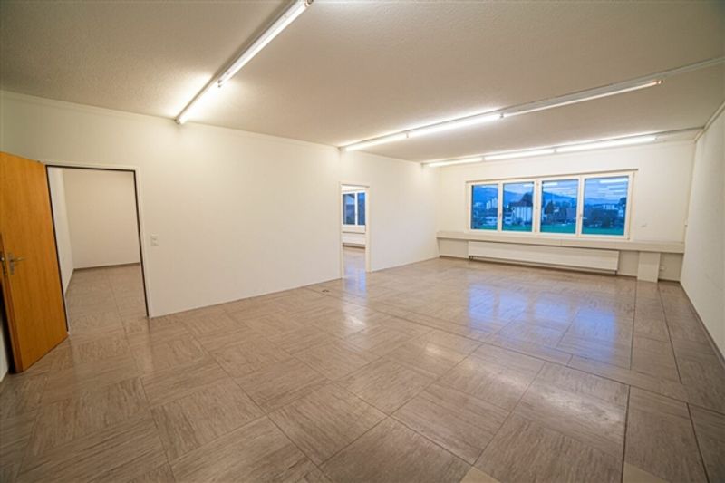Büro im 2. Obergeschoss mit praktischer Raumaufteilung - 3