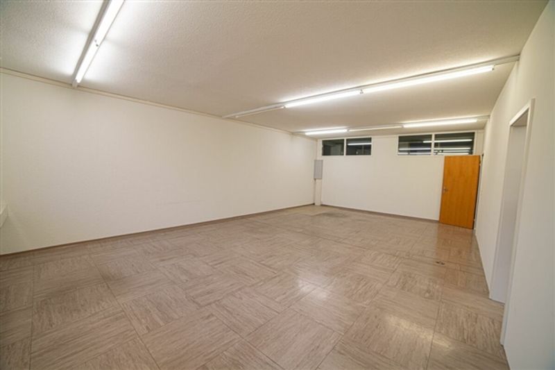 Büro im 2. Obergeschoss mit praktischer Raumaufteilung - 7