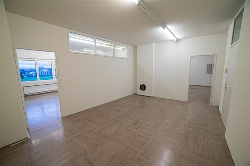 Büro im 2. Obergeschoss mit praktischer Raumaufteilung - 8