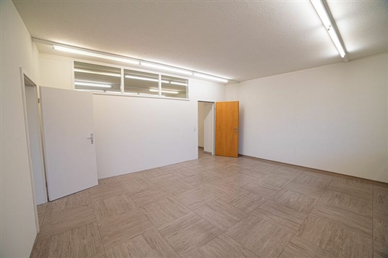 Büro im 2. Obergeschoss mit praktischer Raumaufteilung - 5