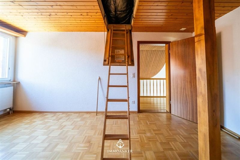 Lichtdurchflutete 4.5-Zimmer-Wohnung mit hoher Raumhöhe und Cheminée in Bottmingen - 12