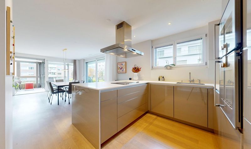 Elegant 4.5-Room Apartment in Zumikon - 3