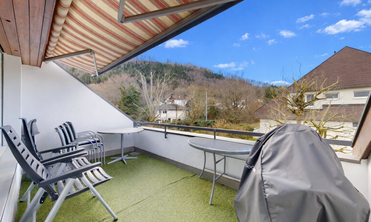 Wohnen mit Charme: Lichtdurchflutete Dachwohnung mit Terrasse - 0