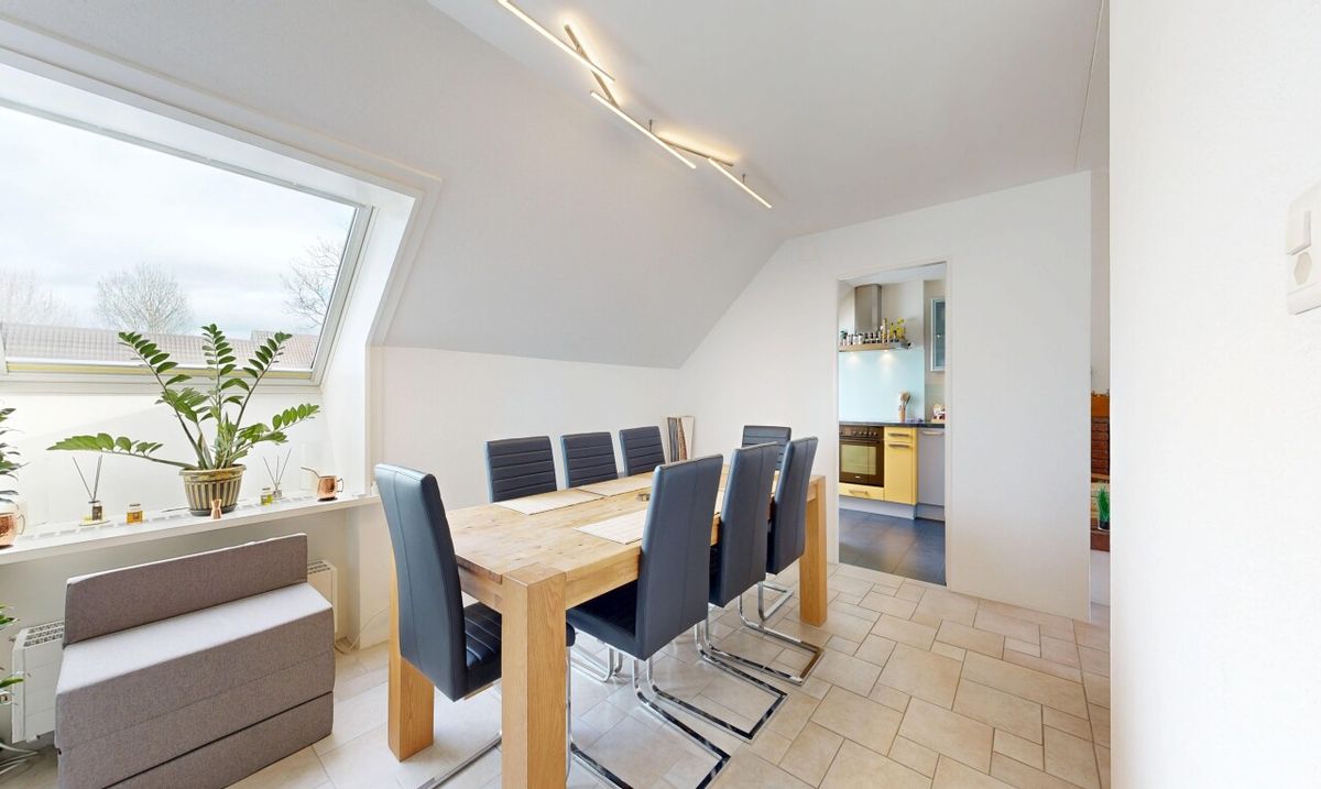 Wohnen mit Charme: Lichtdurchflutete Dachwohnung mit Terrasse - 1