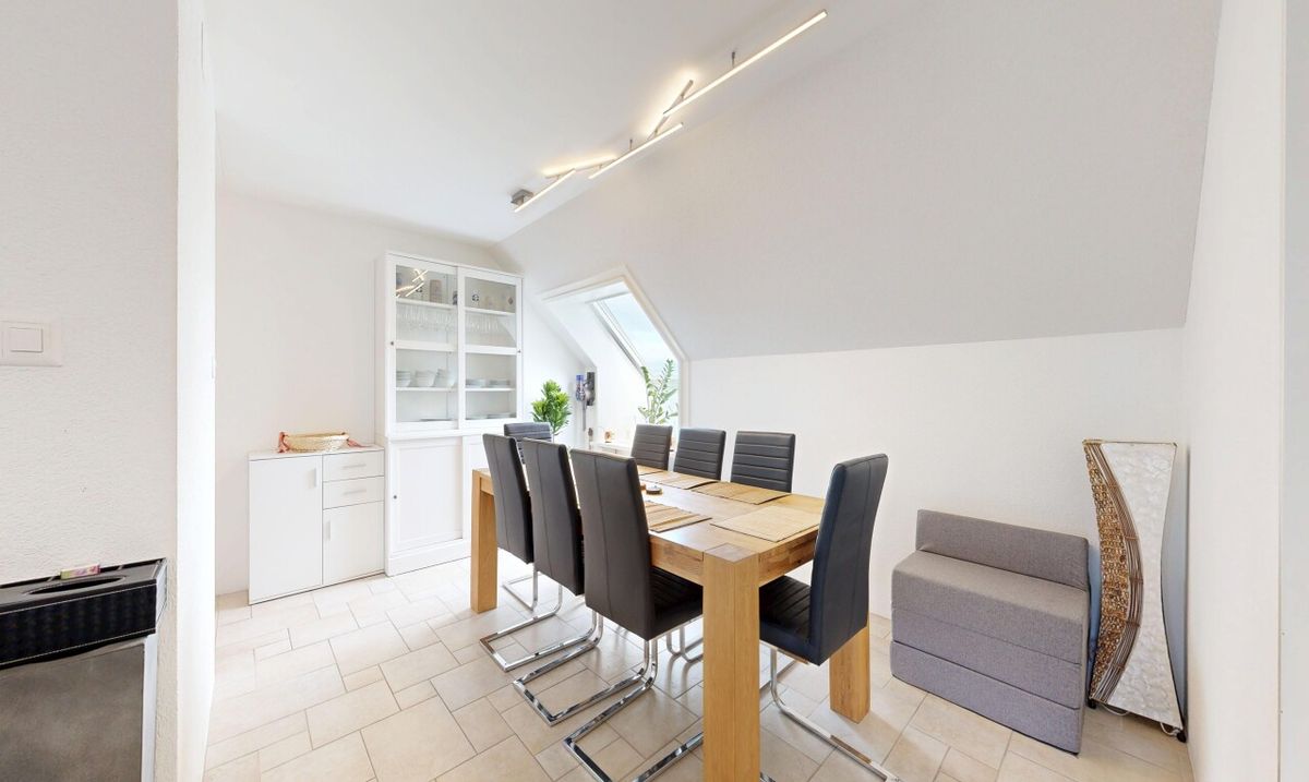 Wohnen mit Charme: Lichtdurchflutete Dachwohnung mit Terrasse - 2