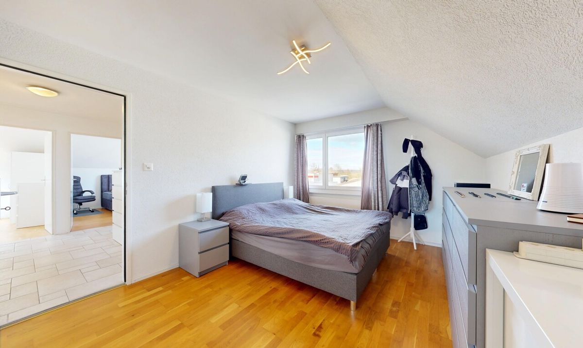 Wohnen mit Charme: Lichtdurchflutete Dachwohnung mit Terrasse - 7