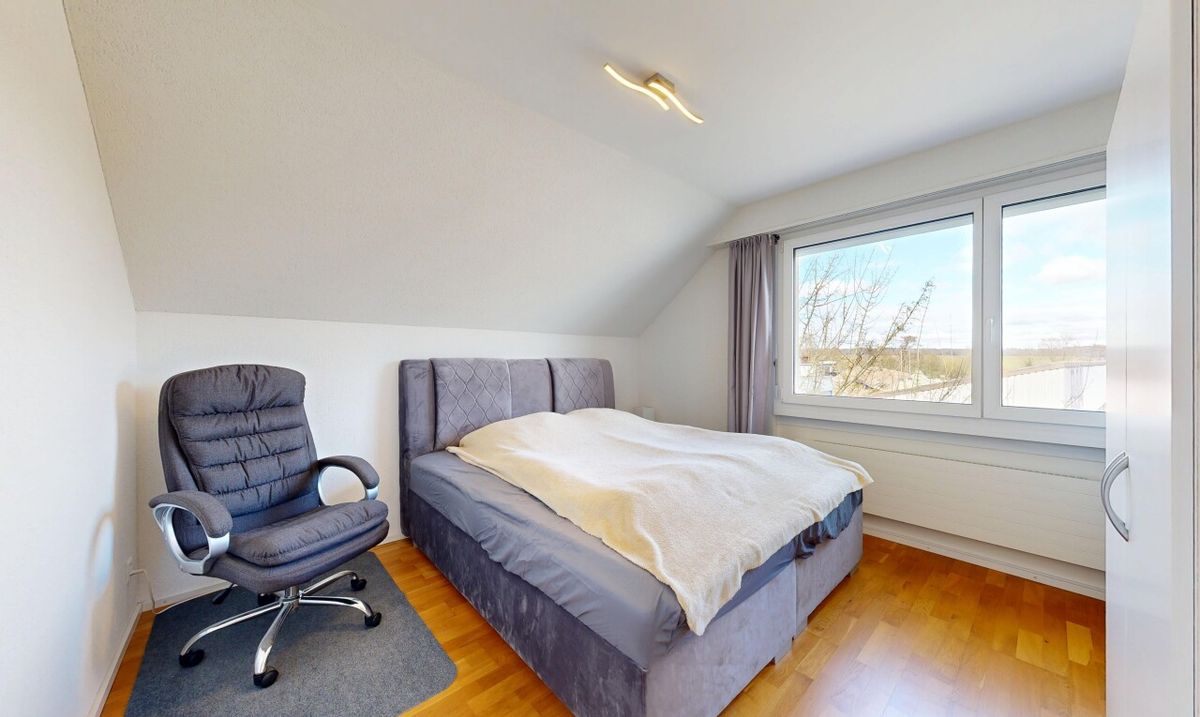 Wohnen mit Charme: Lichtdurchflutete Dachwohnung mit Terrasse - 9