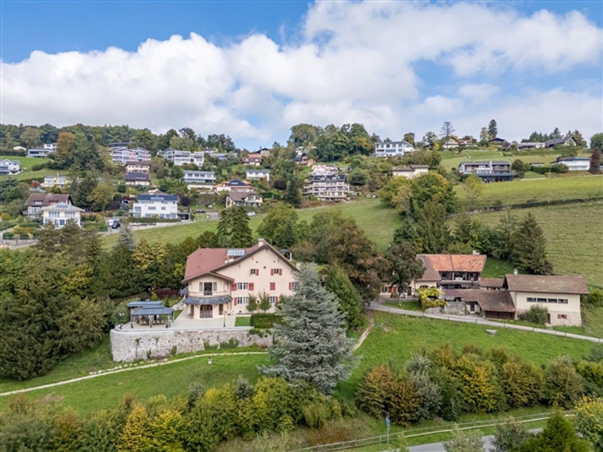 AUSSERGEWÖHNLICHES ANWESEN MIT PANORAMABLICK AUF DEN SEE - 0