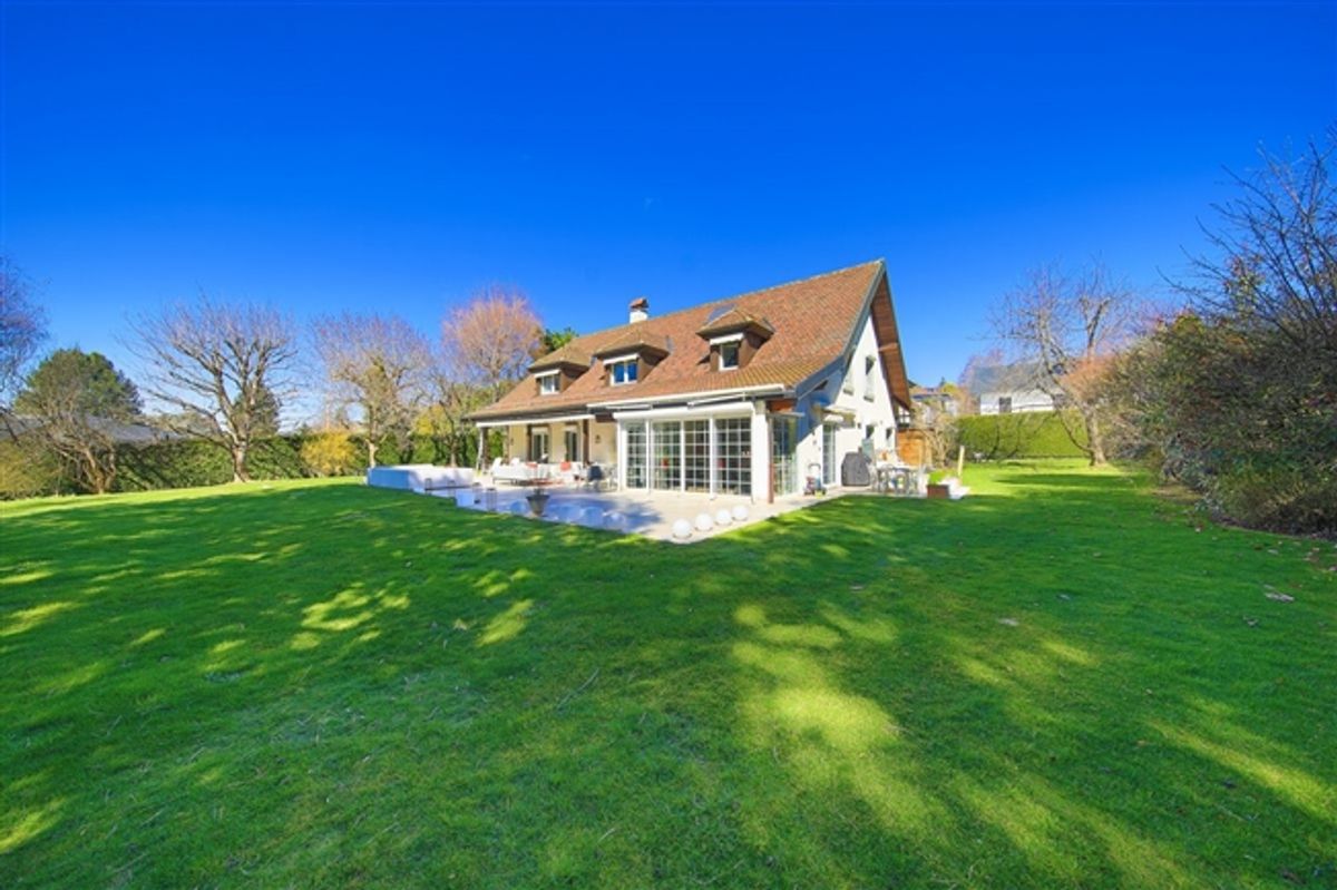 Beeindruckende freistehende Villa in einem Wohngebiet - 1