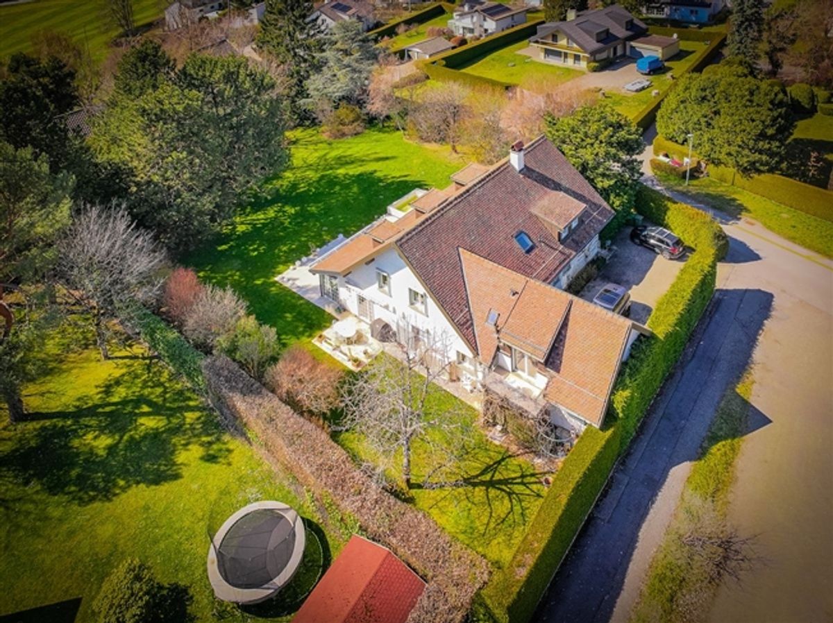 Beeindruckende freistehende Villa in einem Wohngebiet - 3