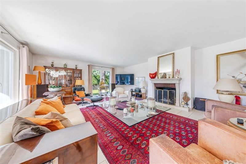 Beeindruckende freistehende Villa in einem Wohngebiet - 7