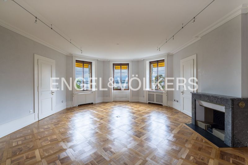 Exceptional property - superb manor house with lake view and access - 3