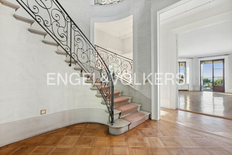 Exceptional property - superb manor house with lake view and access - 4