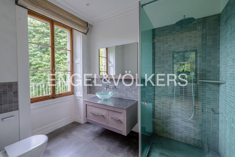 Exceptional property - superb manor house with lake view and access - 10