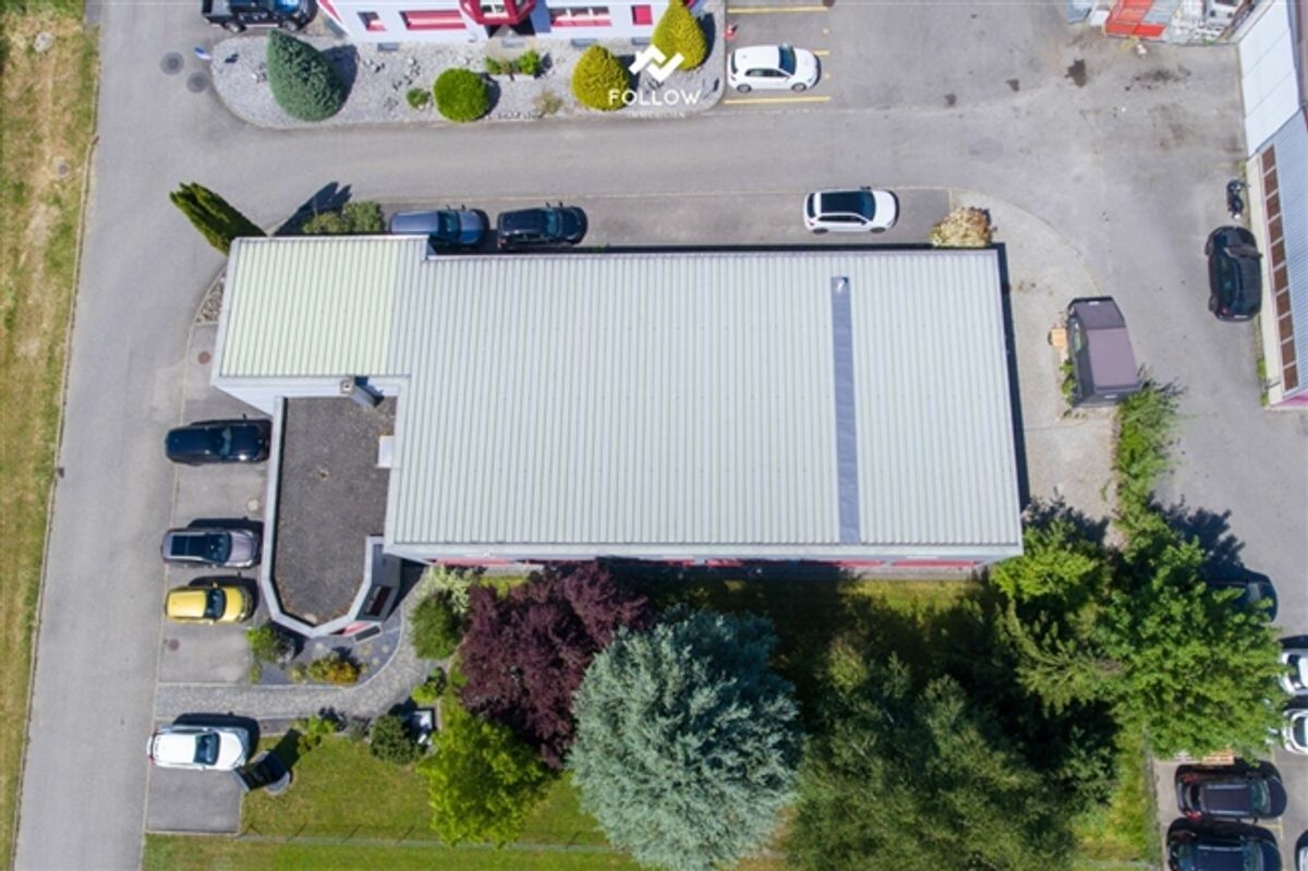 Moderne Gewerbehalle mit Büro und vielseitigem Nutzungspotenzial in Marly - 2